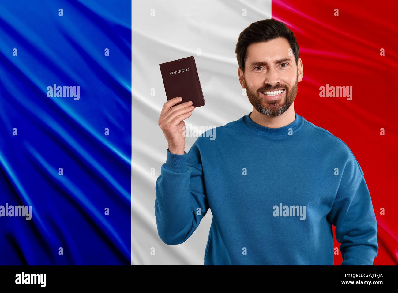 Immigrazione. Uomo felice con passaporto contro la bandiera nazionale della Francia, spazio per testo Foto Stock