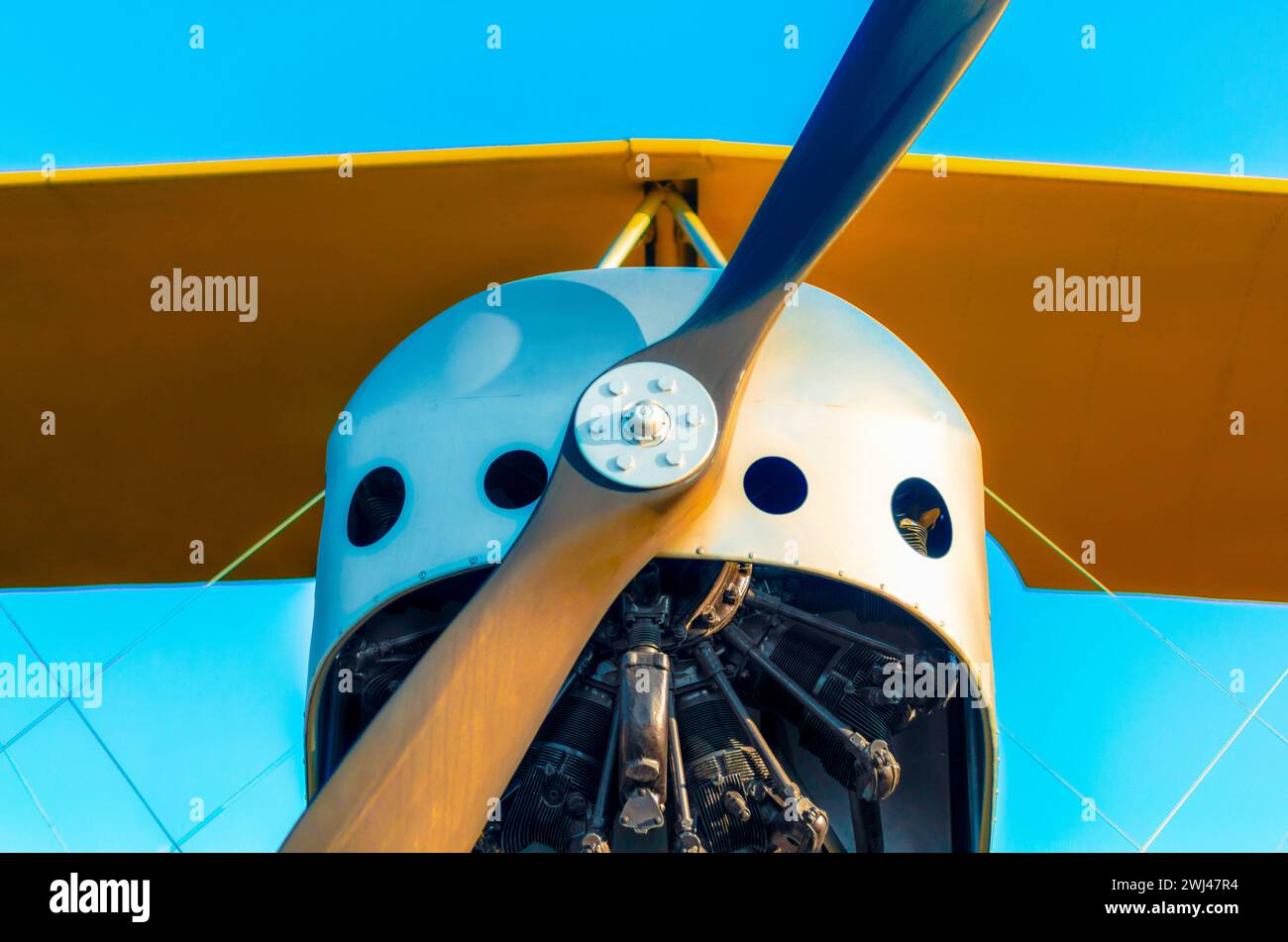 Elica con motore e ali gialle di un aereo d'epoca Foto Stock