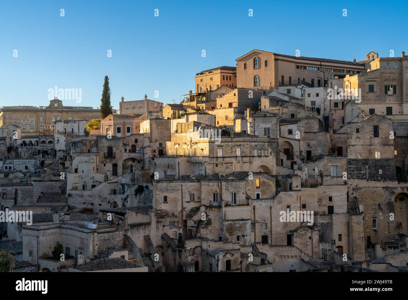 Vista del centro storico di Matera con le case in pietra degli ultimi raggi del sole Foto Stock