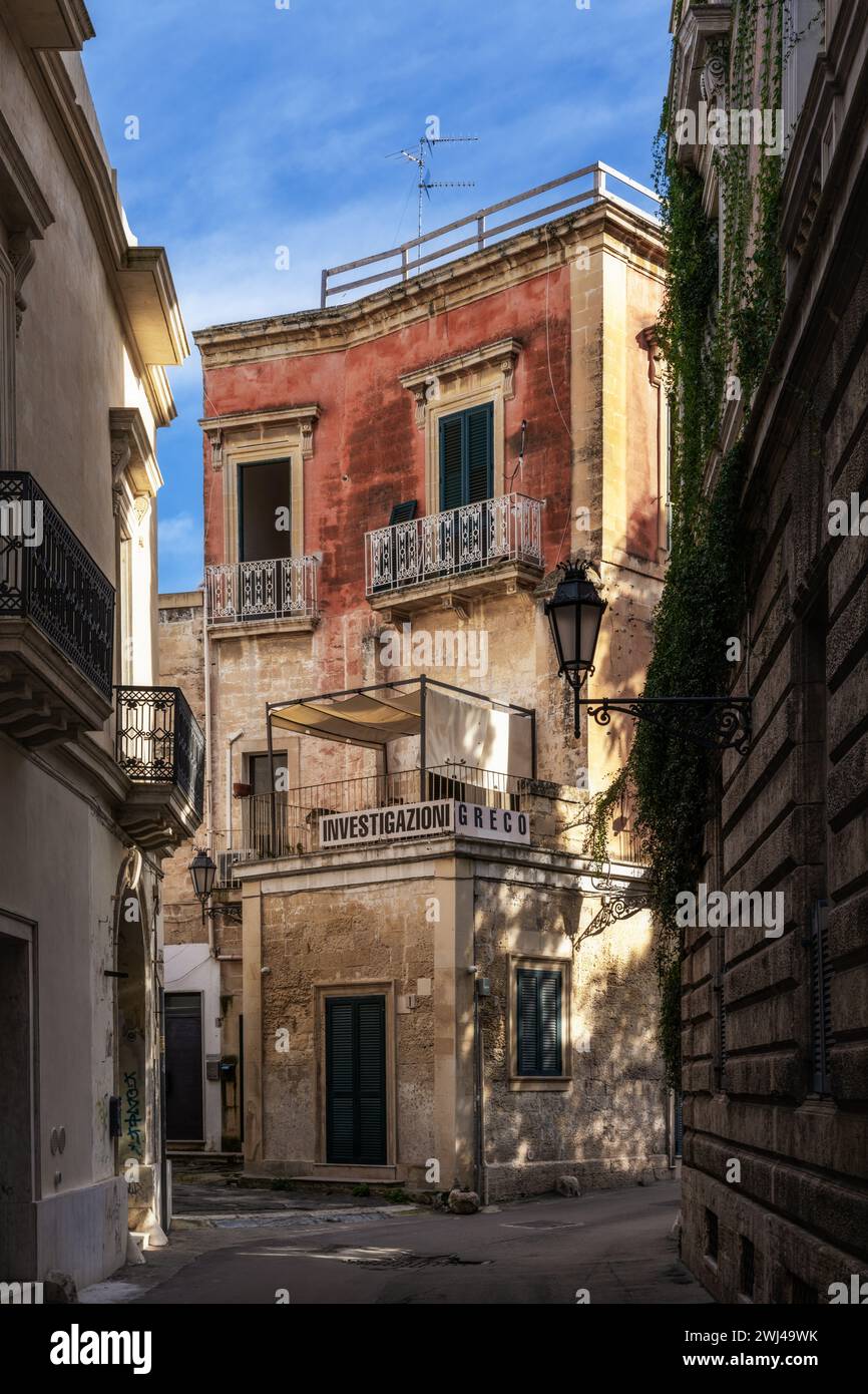 Vicolo stretto con edifici colorati ed eleganti nel centro storico di Lecce Foto Stock
