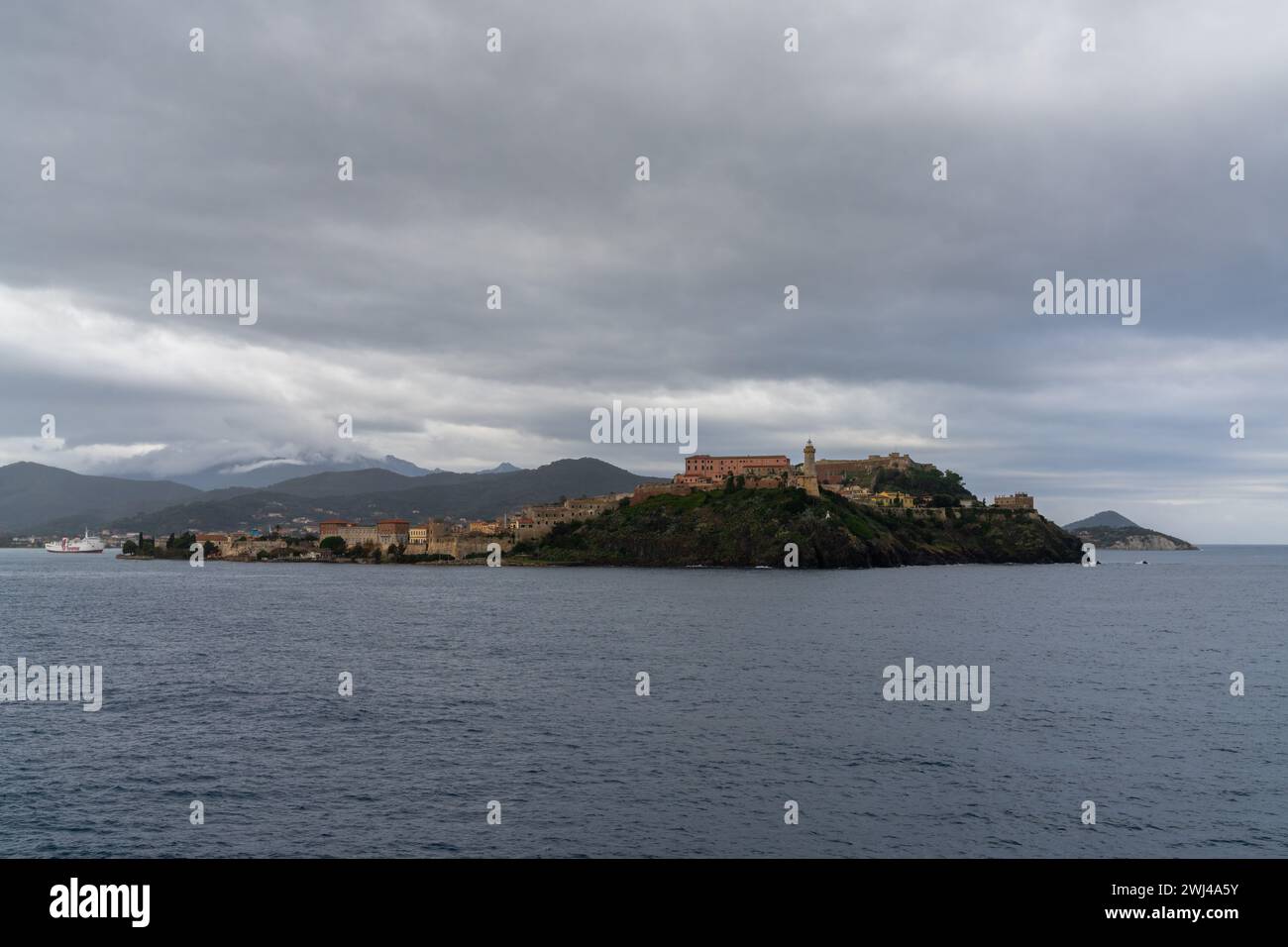 Vista di Portoferraio con il faro e il castello in primo piano Foto Stock