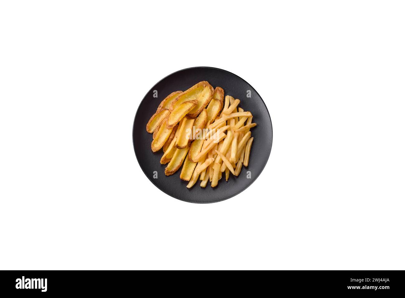 Deliziose patatine fritte croccanti con sale e spezie su fondo in cemento armato Foto Stock