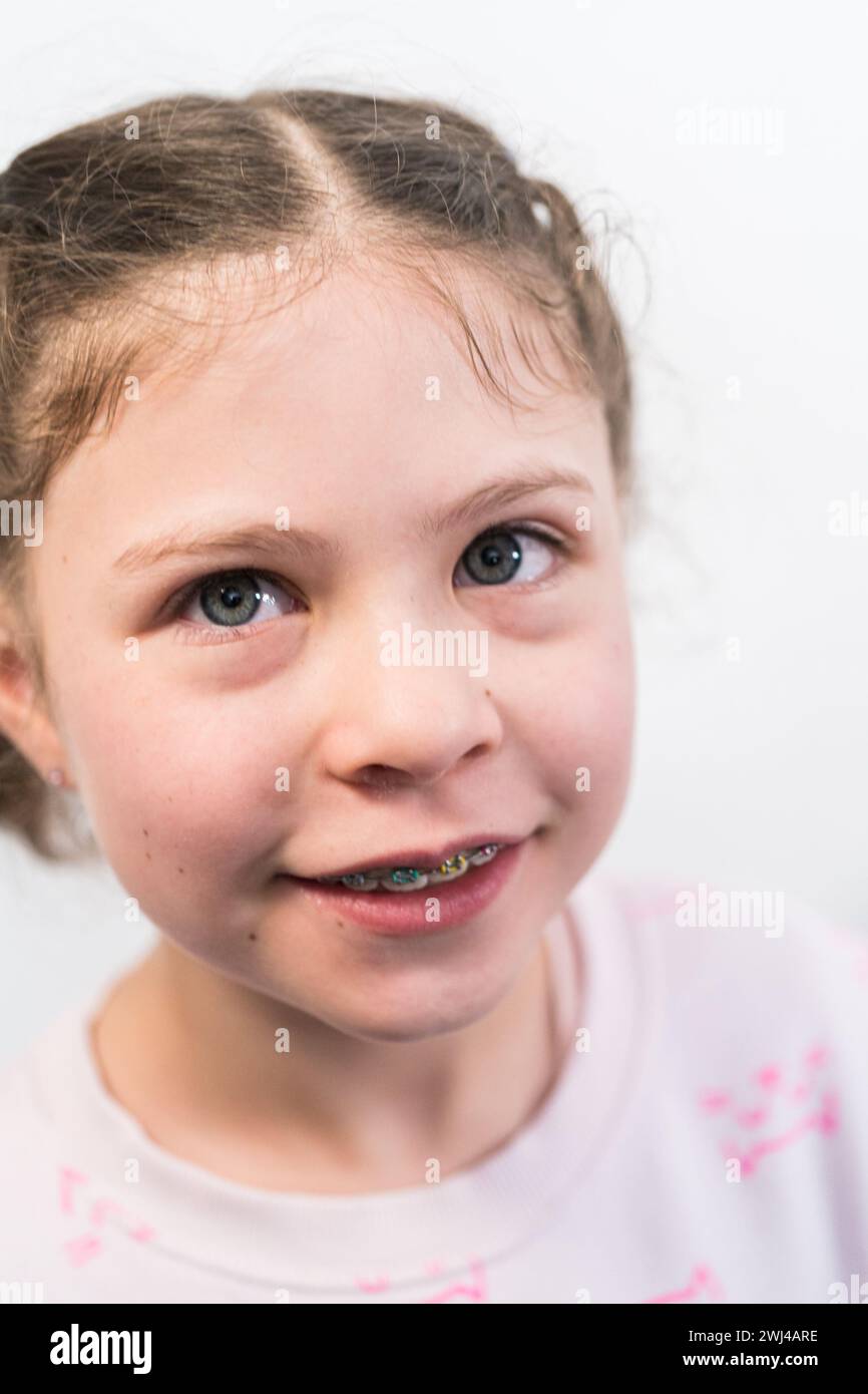 Bambina con bretelle arcobaleno Foto Stock