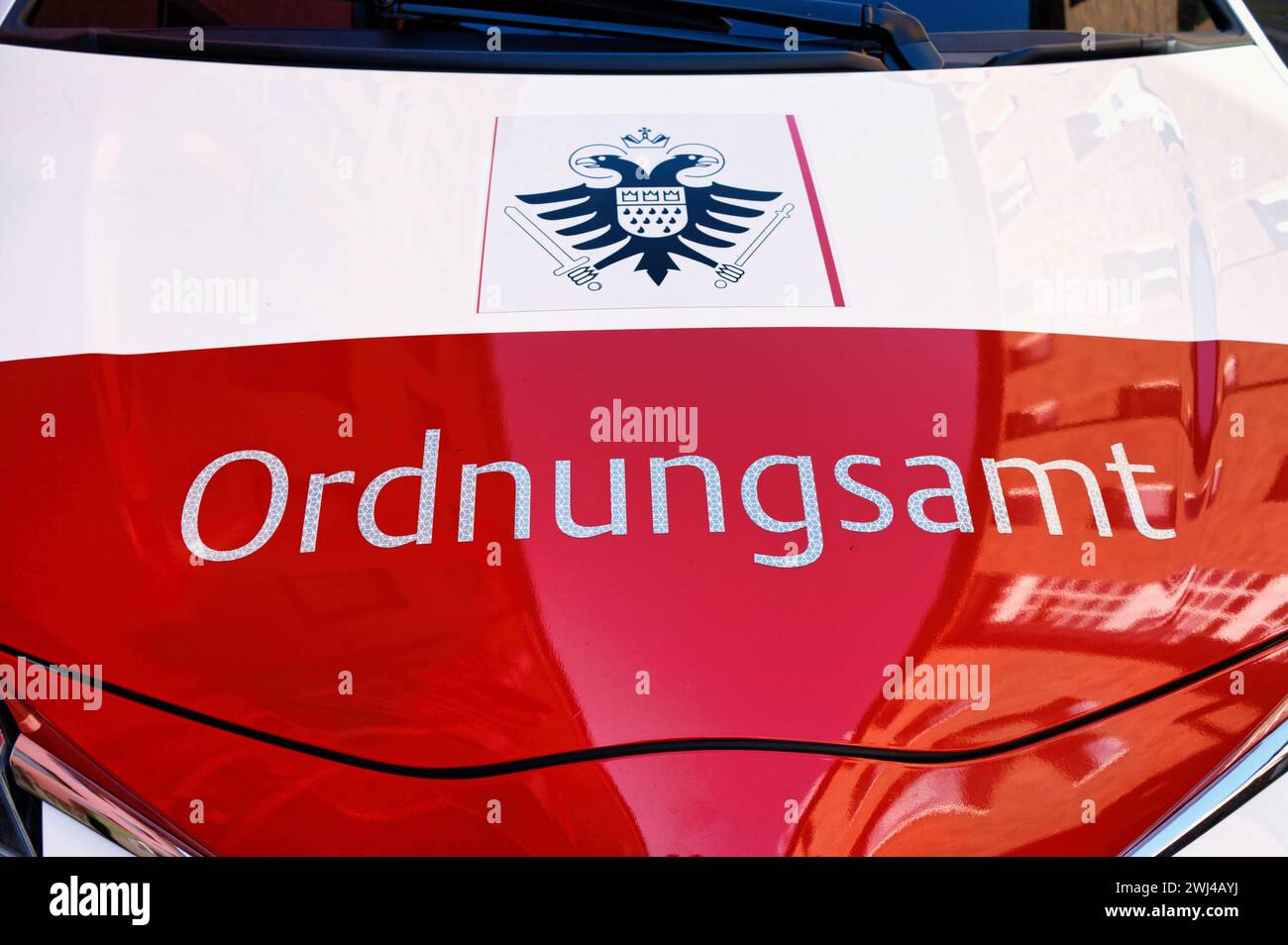 Colonia, Germania 2 agosto 2023: Iscrizione " Ufficio dell'ordine pubblico " sul cofano di un veicolo di servizio della città di colonia Foto Stock