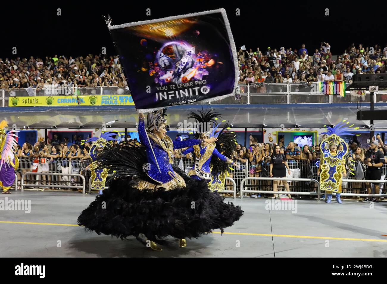 Membri della Scuola Gaviões da Fiel Samba durante la parata di Carnevale presso l'Anhembi Sambadrome, regione settentrionale di São Paolo, il 10 febbraio 2024. Crediti: Brasile Photo Press/Alamy Live News Foto Stock