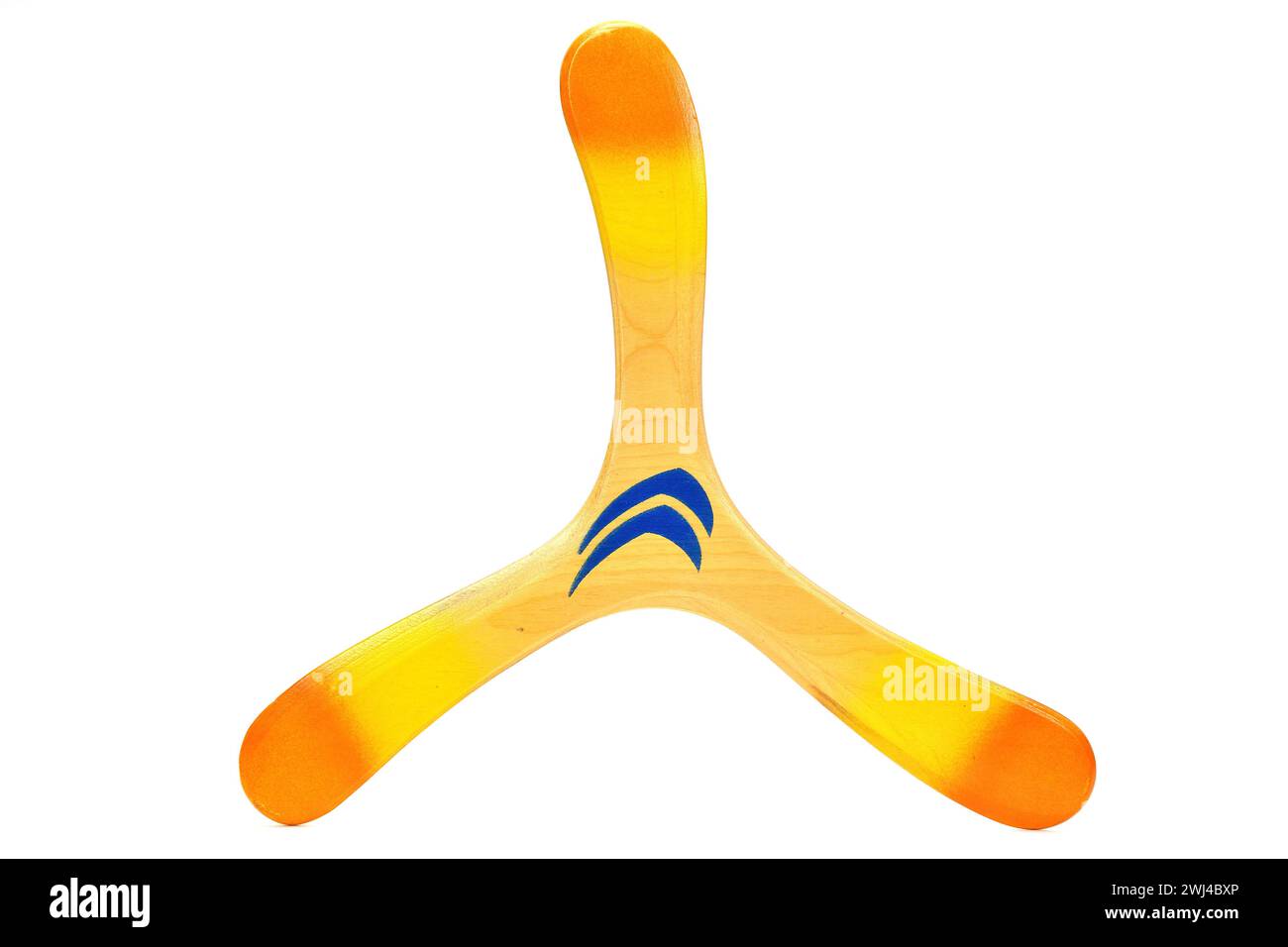 Boomerang in legno dipinto di arancio, giallo e blu, isolato su sfondo bianco Foto Stock