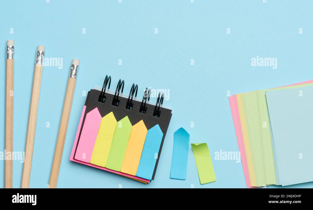 Note adesive in carta multicolore su sfondo blu Foto Stock