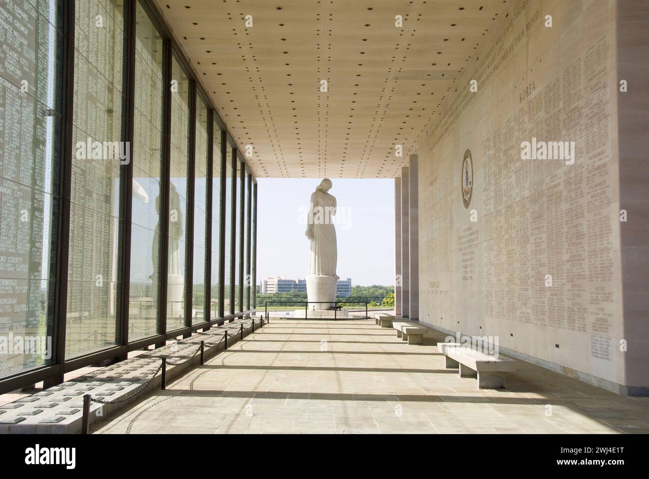 Virginia War Memorial - il Santuario della memoria racchiude sulle sue pareti di pietra e vetro i nomi dei soldati uccisi in azione Foto Stock