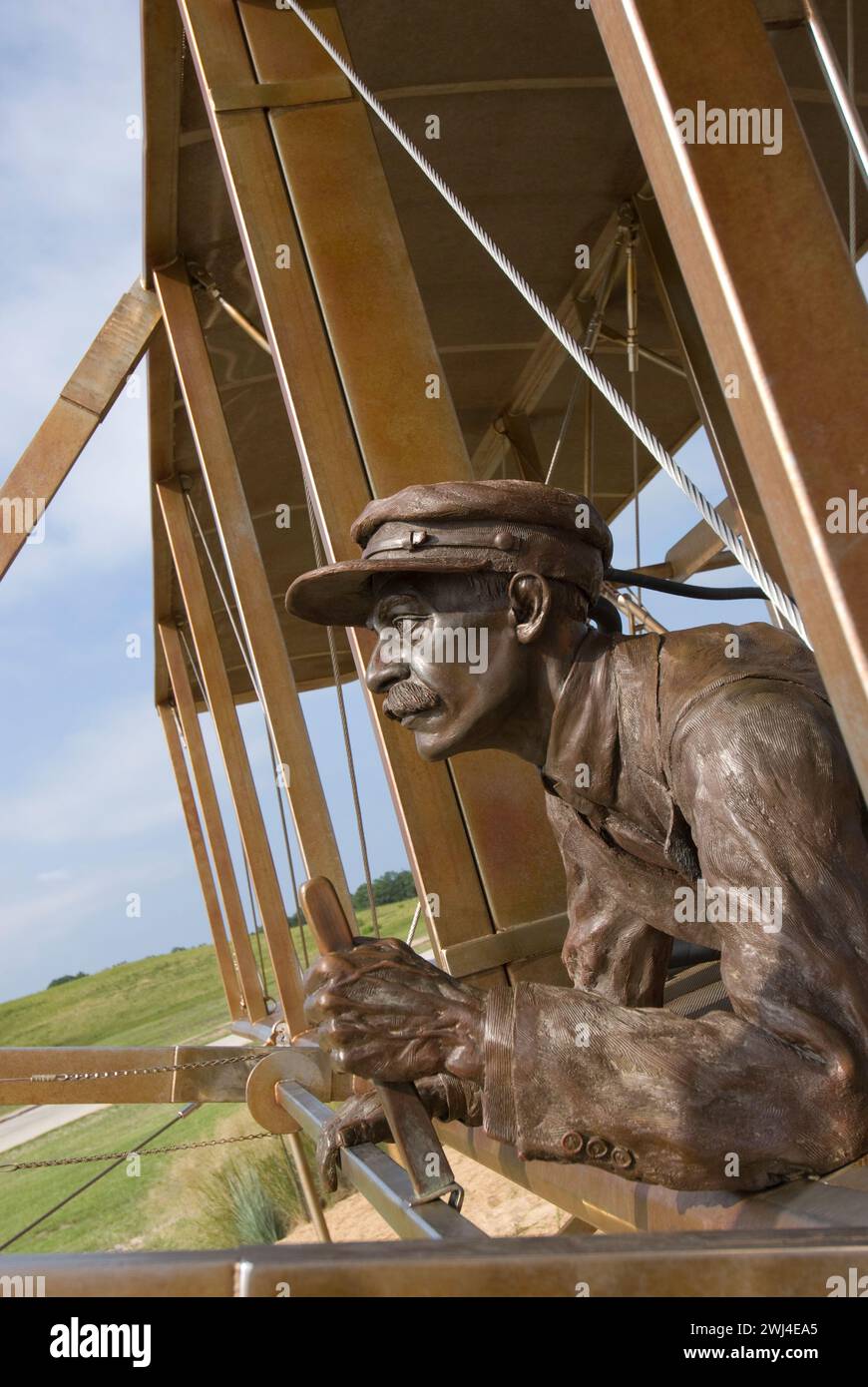 Orville Wright volò il Wright Brother's Flyer che volò per 12 secondi nel 17 dicembre 1903 per il primo volo a propulsione controllata al mondo Foto Stock