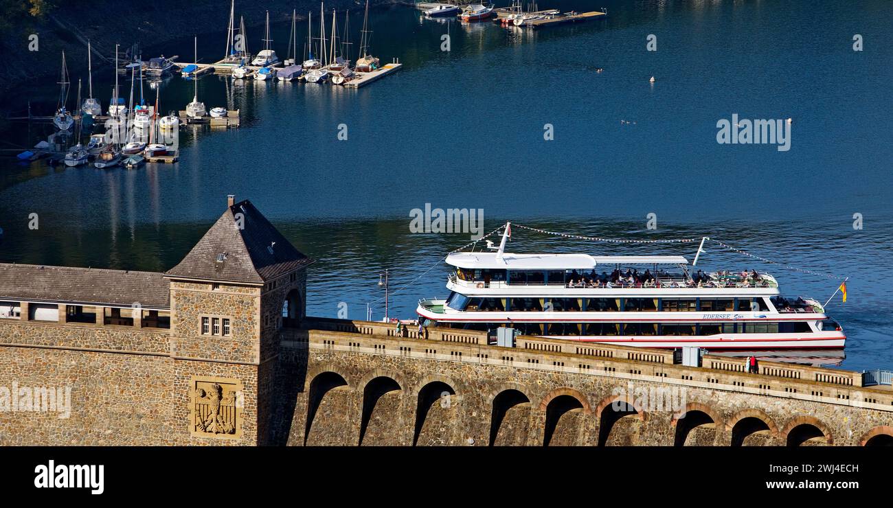 Vista aerea dell'Edertalsperre con la parete della diga e la barca Edersee Star, Germania Foto Stock
