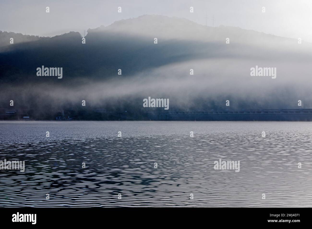 Edertalsperre con ciuffi di nebbia sull'Edersee la mattina presto, Edertal, Assia, Germania, Europa Foto Stock