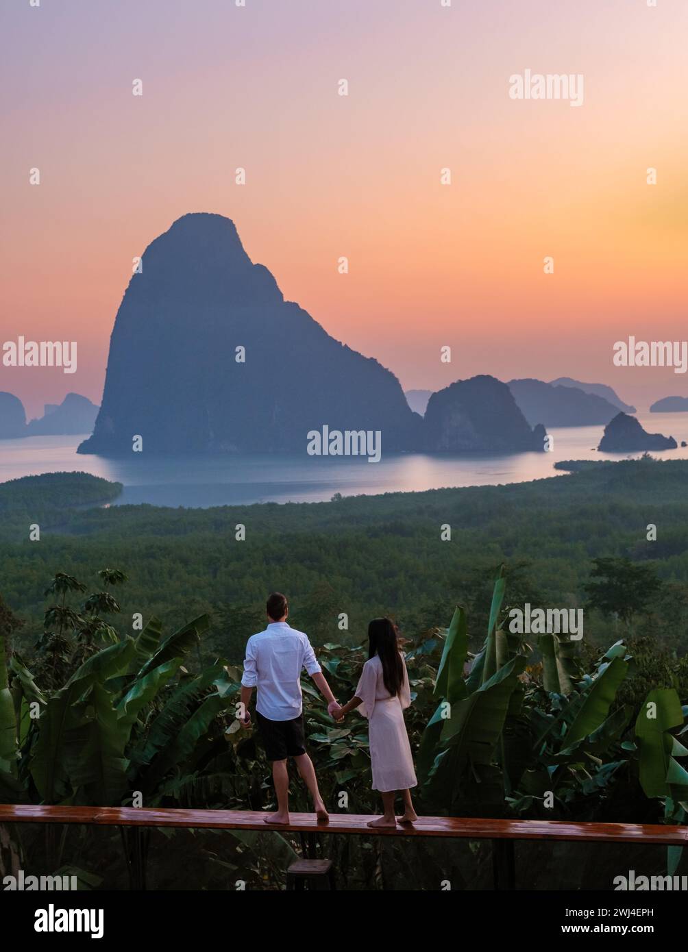 Coppia che guarda l'alba al punto panoramico di Sametnangshe delle montagne nella baia di Phangnga in Thailandia Foto Stock