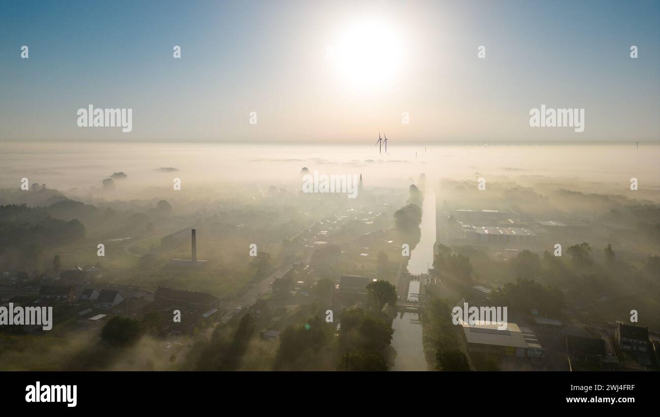 Vista aerea di una città avvolta dalla nebbia mattutina Foto Stock