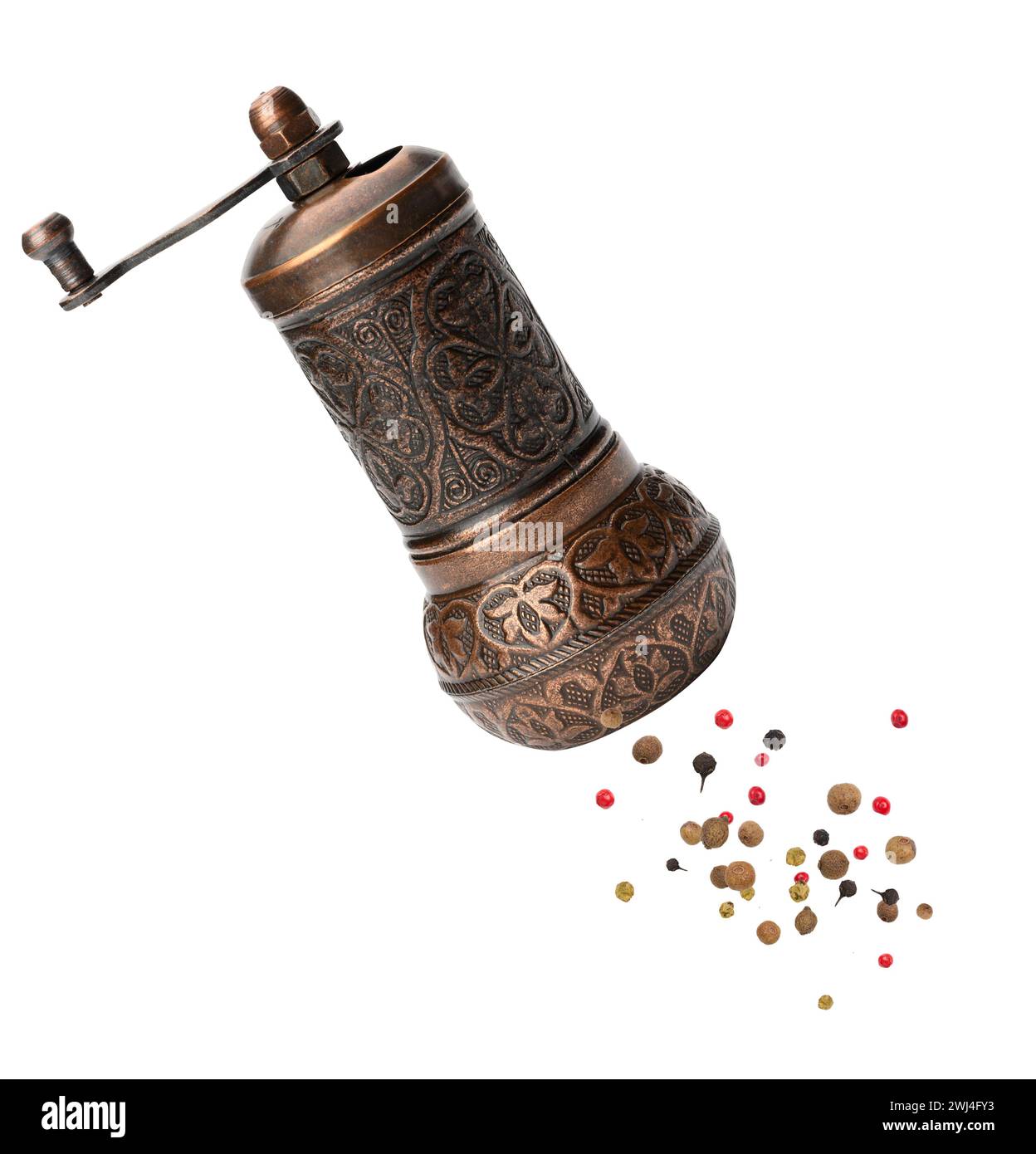 Mulino a mano di rame per pepe e sale isolato su fondo bianco Foto Stock