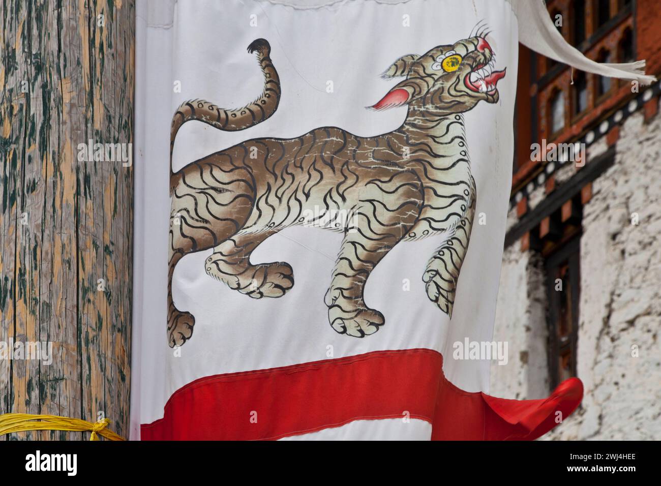 Bandiera di preghiera Gasa Dzong. La tigre è uno dei quattro animali di buon auspicio del buddhismo tibetano. Foto Stock