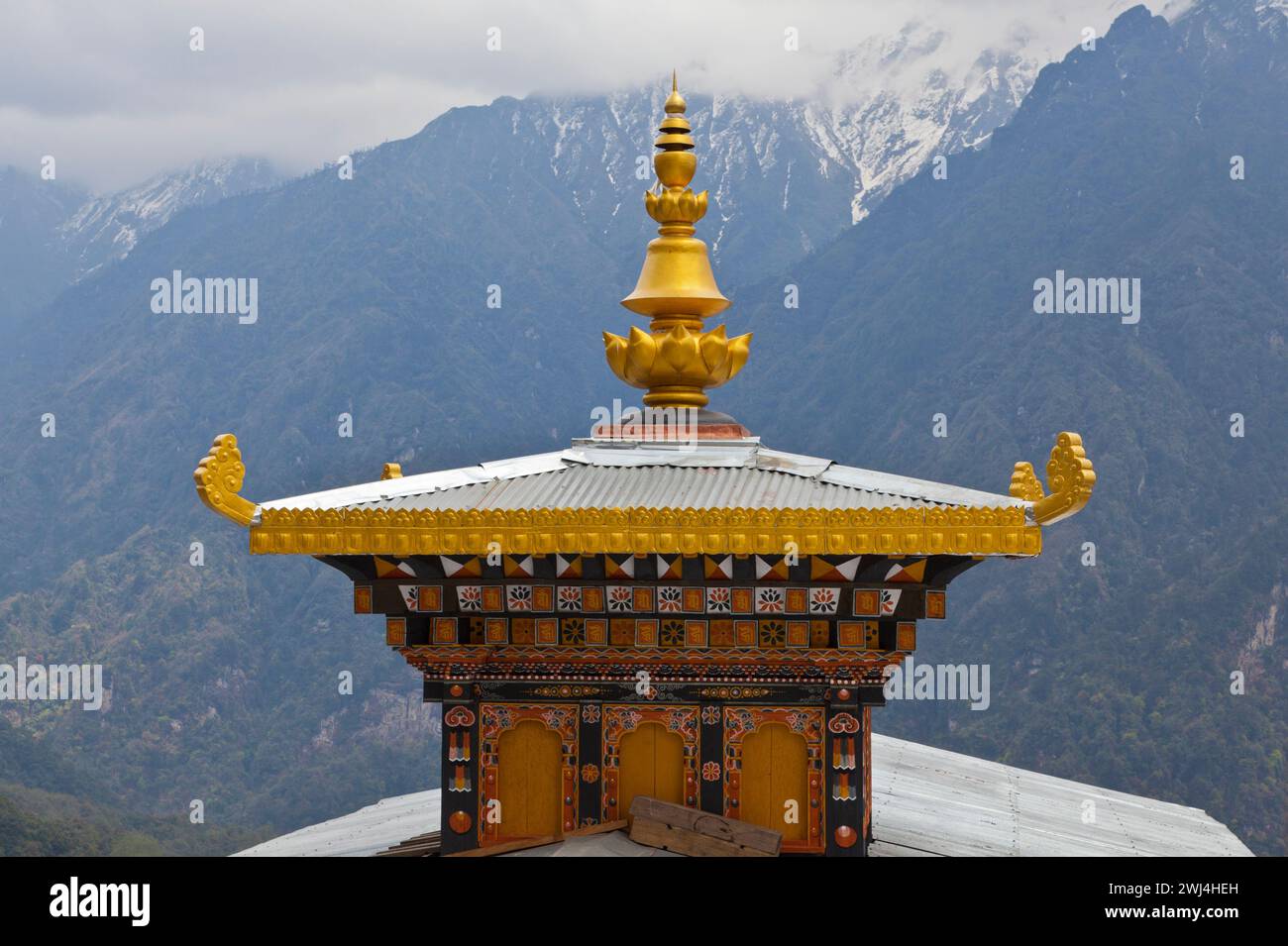 La cupola dorata e serta in cima al lhakhang (tempio) centrale a Gasa Dzong Foto Stock