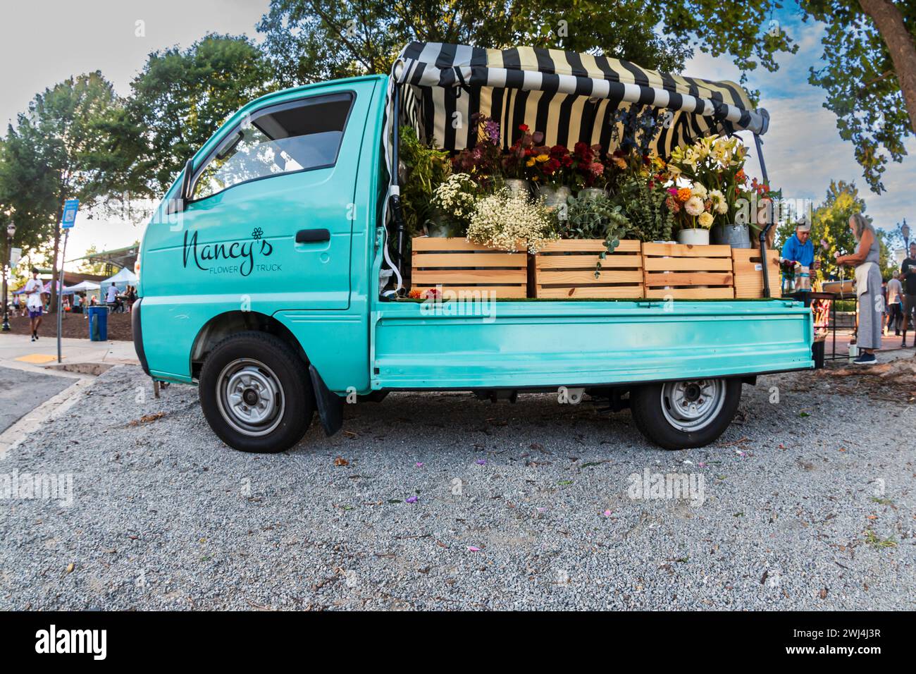Suwanee, GA / USA - 4 agosto 2023: Un simpatico furgone di fiori in vendita si siede parcheggiato ad un festival locale il 4 agosto 2023 a Suwanee, GA. Foto Stock