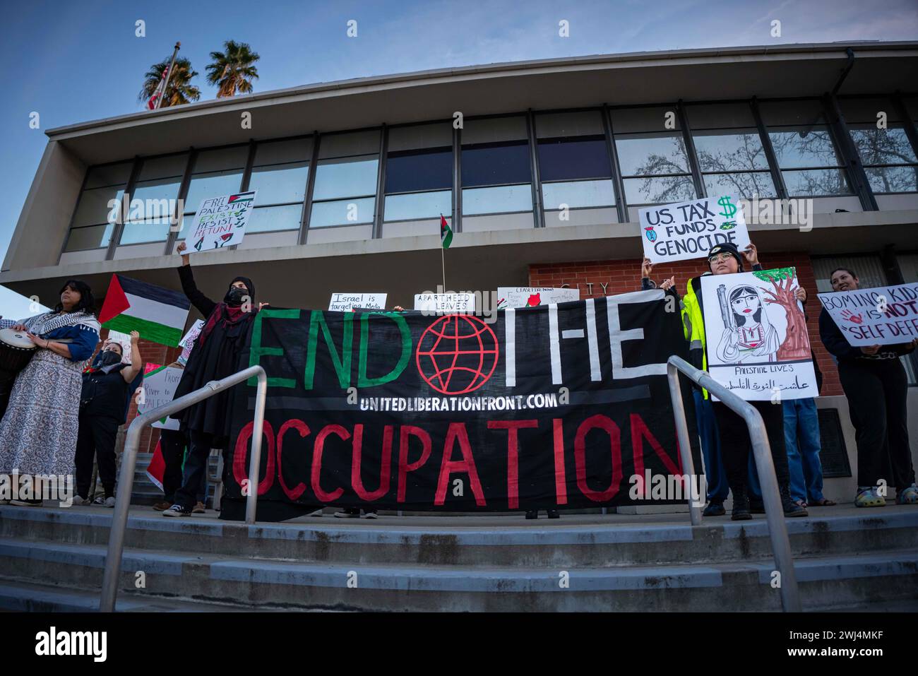 Bakersfield, California, Stati Uniti. 12 febbraio 2024. I membri della comunità di Bakersfield, California, si unirono al gruppo di base della Central Valley United Liberation Front il 12 febbraio 2024, per una dimostrazione di emergenza intesa a sensibilizzare l'IDF sul bombardamento mirato di Rafah durante il Super Bowl LVIII. Rafah è diventato l’ultimo rifugio per il popolo palestinese sotto assedio a Gaza. (Credit Image: © Jake Lee Green/ZUMA Press Wire) SOLO PER USO EDITORIALE! Non per USO commerciale! Foto Stock