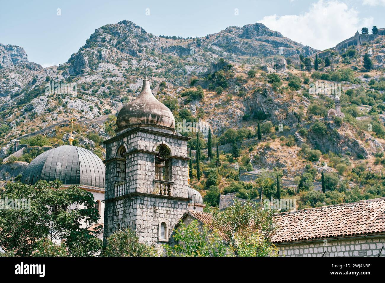 Antiche rovine in pietra di St Monastero di Nicola vicino alla chiesa di San Nicola. Kotor, Montenegro Foto Stock