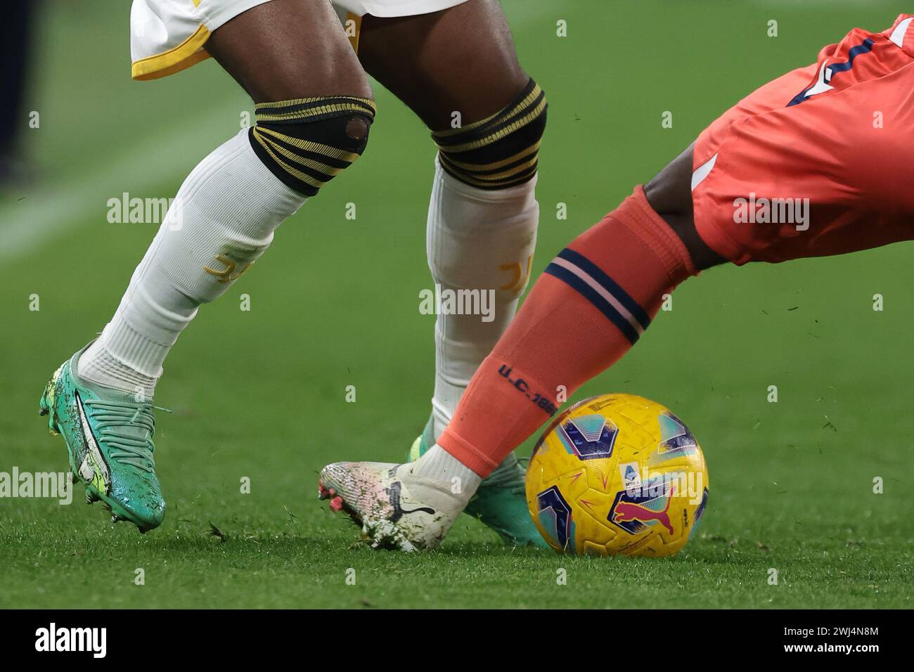 Torino, Italia. 12 febbraio 2024. I giocatori che indossano le scarpe da calcio Puma Orbita sfidano per la palla ufficiale di serie A durante la partita di serie A allo stadio Allianz di Torino. Il credito per immagini dovrebbe essere: Jonathan Moscrop/Sportimage Credit: Sportimage Ltd/Alamy Live News Foto Stock