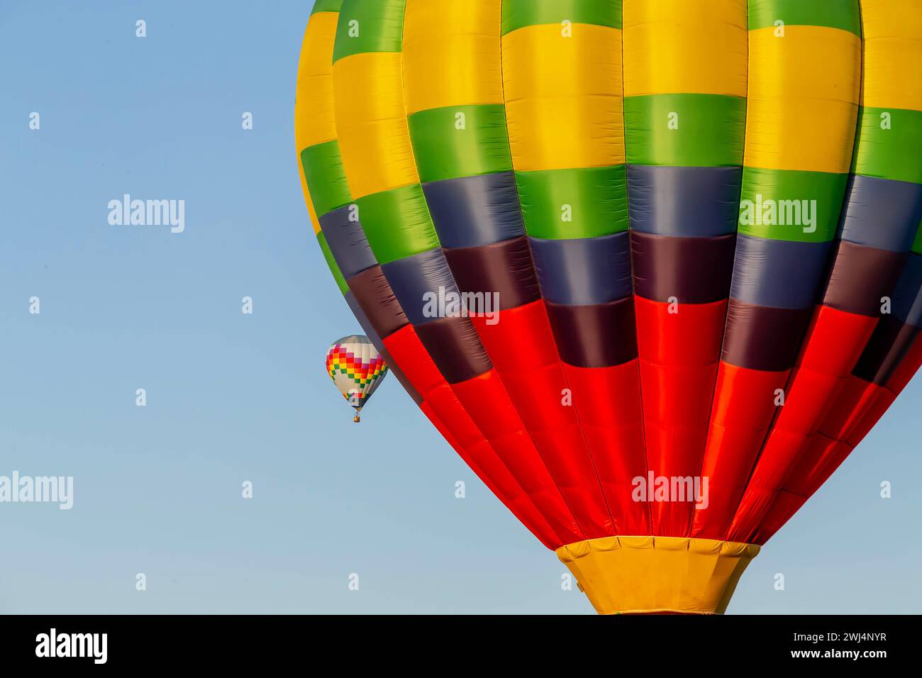 Spectacular Sky Ballet: Scintillanti palloncini dipingono la tela blu con colori gioiosi Foto Stock