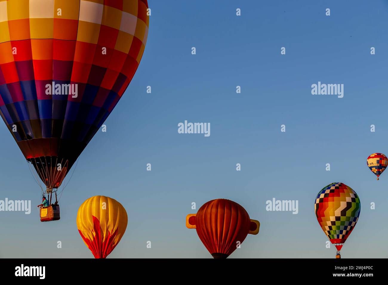 Spectacular Sky Ballet: Scintillanti palloncini dipingono la tela blu con colori gioiosi Foto Stock