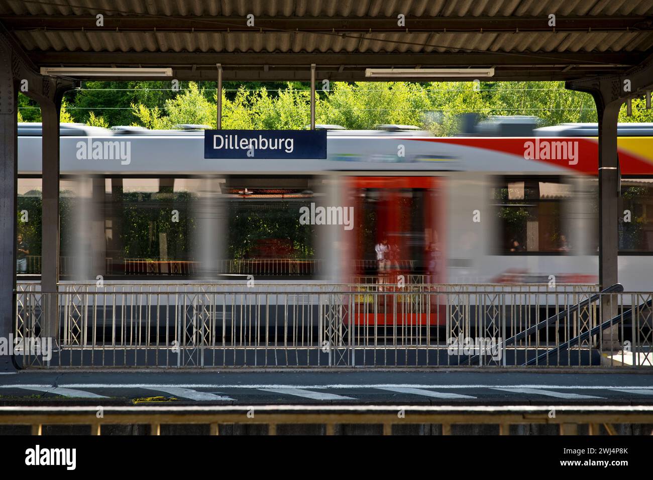 Treno della Hessische Landesbahn HLB passando dalla stazione ferroviaria di Dillenburg, Germania, Europa Foto Stock