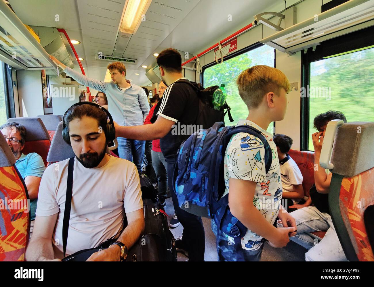Molte persone nel affollato treno locale RE99 per Siegen, Herborn, Assia, Germania, Europa Foto Stock