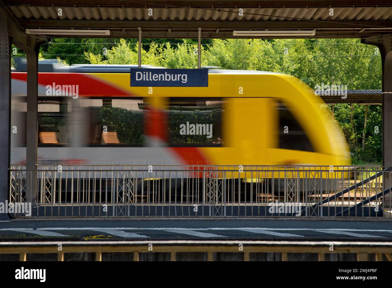 Passaggio del vagone ferroviario della Hessische Landesbahn HLB alla stazione ferroviaria di Dillenburg, Assia, Germania Foto Stock
