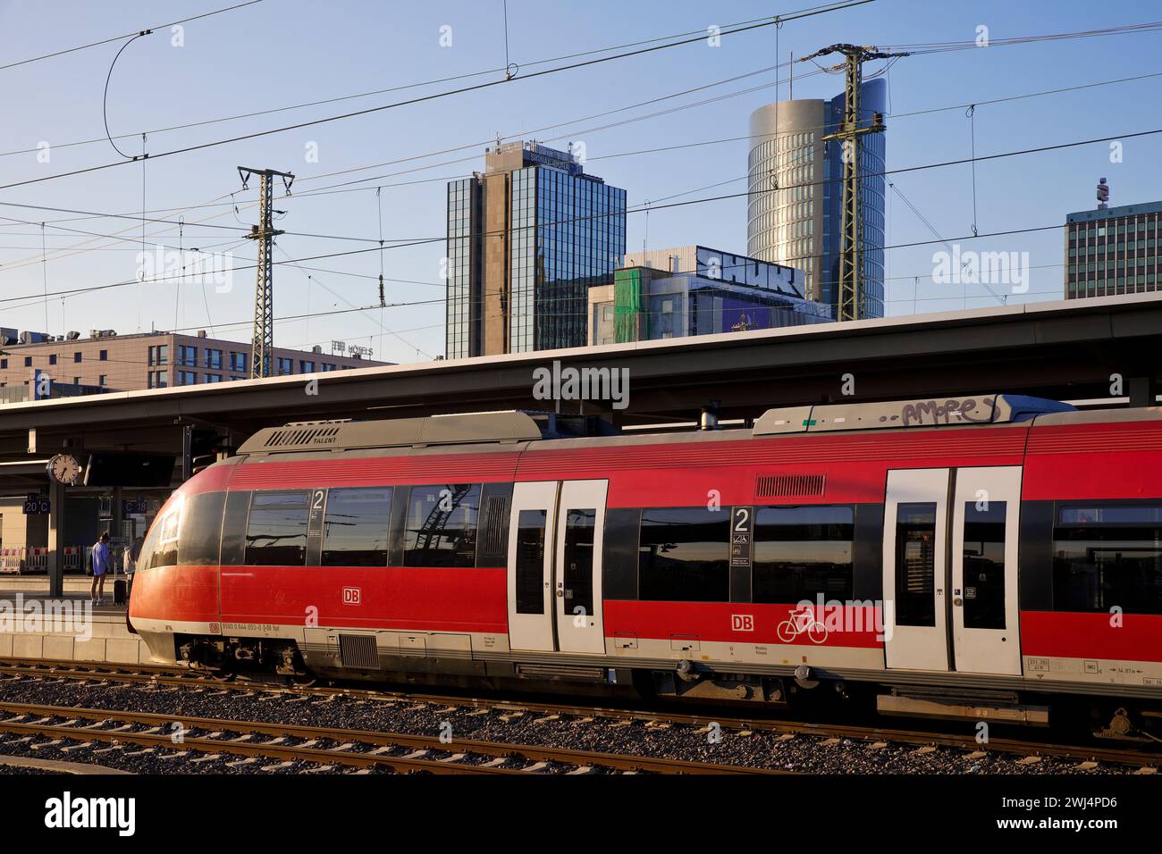 Treno locale alla stazione centrale con grattacieli, Dortmund, zona della Ruhr, Germania, Europa Foto Stock