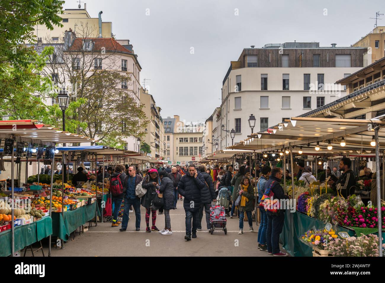 Parigi, Francia - 14 maggio 2023: Molte passeggiate turistiche e shopping al mercato Aligre di Parigi Foto Stock