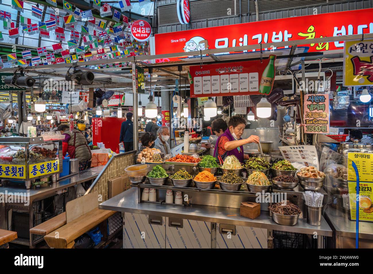 Seoul, Corea del Sud - 11 novembre 2022: Bancarelle di negozi e Street food con molti turisti al mercato di Gwangjang Foto Stock