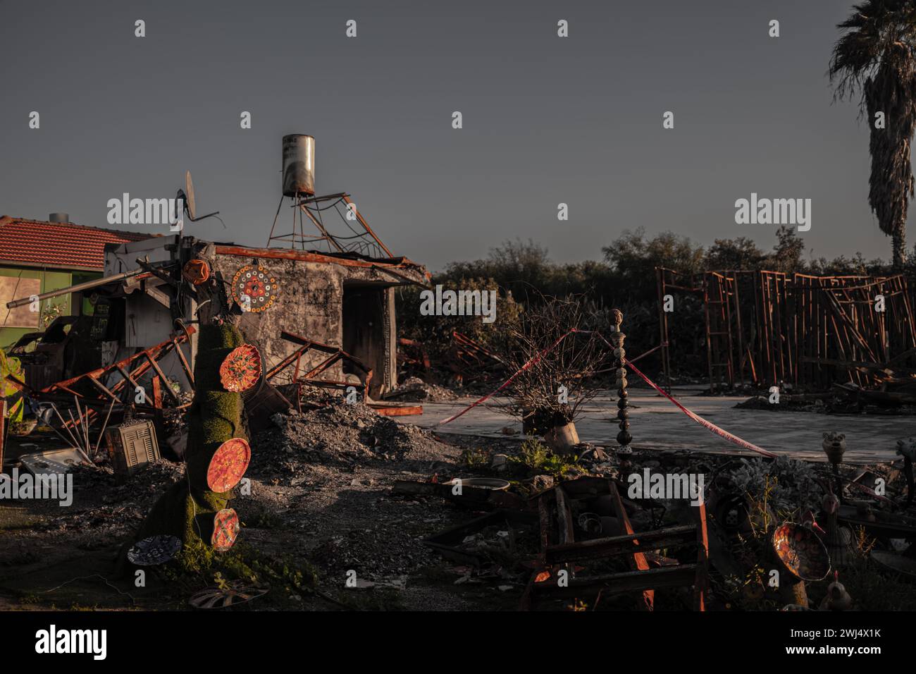 Una casa fatiscente inghiottita di fiamme e acqua Foto Stock