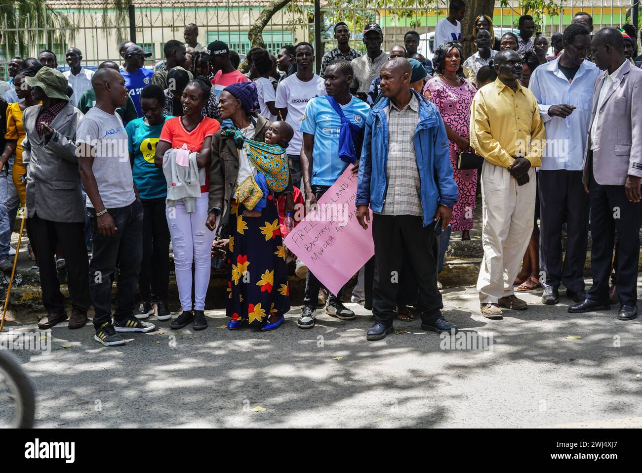 Nakuru, Kenya. 12 febbraio 2024. I sostenitori dei leader politici turkanesi, aspettano sulla strada dopo averli accompagnati all'ufficio del direttore delle indagini criminali (DCI) della regione della Rift Valley, dove erano stati convocati per affrontare la crescente insicurezza nel Kenya nord-occidentale. (Foto di James Wakibia/SOPA Images/Sipa USA) credito: SIPA USA/Alamy Live News Foto Stock