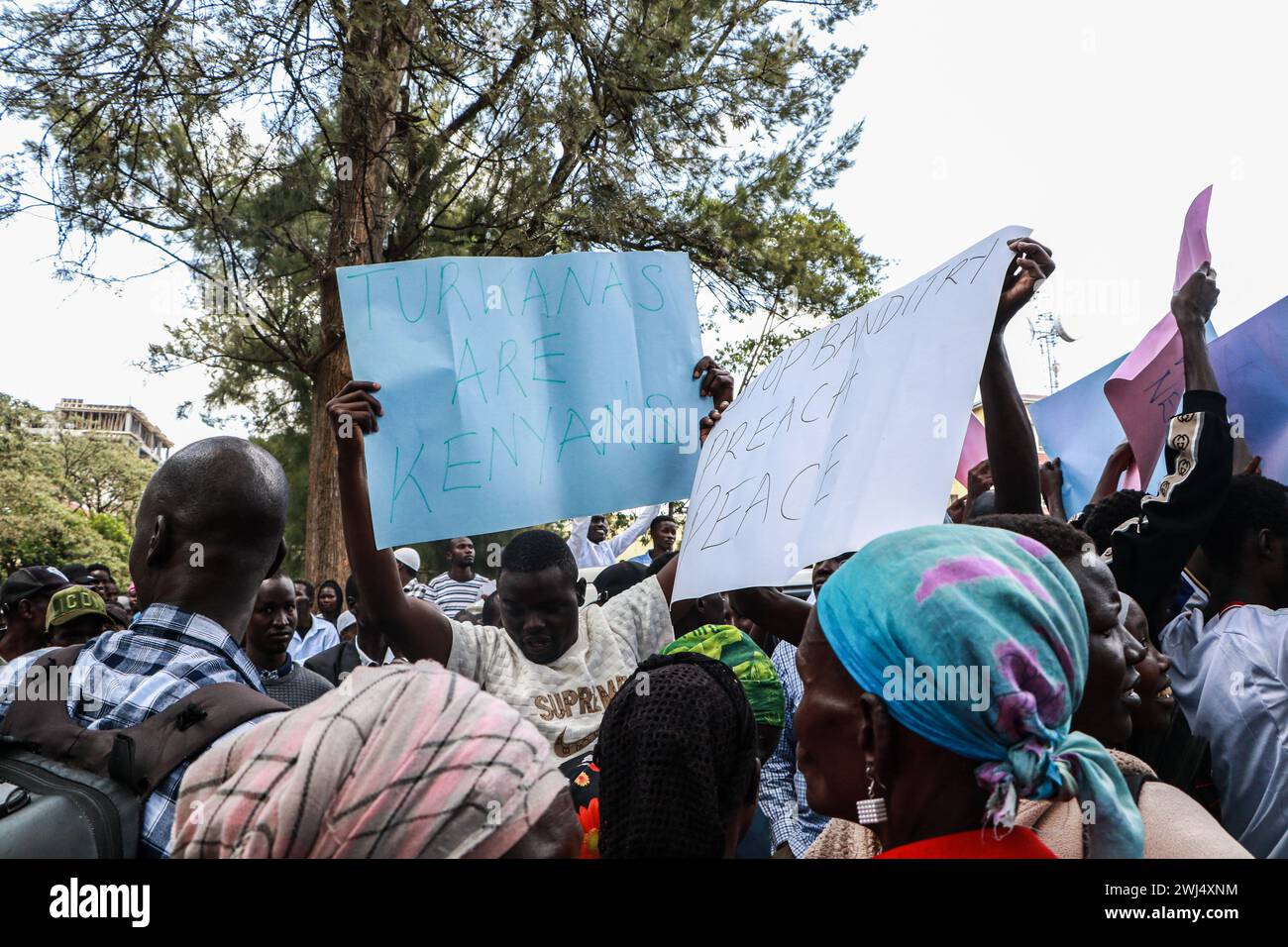 Nakuru, Kenya. 12 febbraio 2024. I membri della comunità turkana ondeggiano cartelli dopo aver accompagnato i loro leader politici all'ufficio del direttore delle indagini criminali (DCI) della regione della Rift Valley, dove erano stati convocati per affrontare la crescente insicurezza nel Kenya nord-occidentale. (Foto di James Wakibia/SOPA Images/Sipa USA) credito: SIPA USA/Alamy Live News Foto Stock