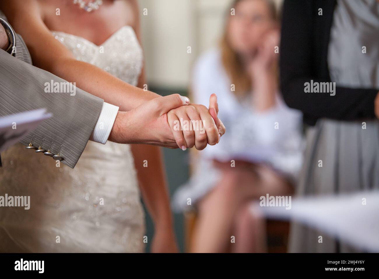 Patto di matrimonio: Stretta di mano nuziale Foto Stock