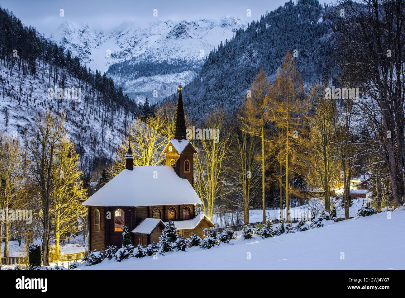 Chiesa di S.. Anne in Tatranska Javorina, Slovacchia di notte nel paesaggio invernale Foto Stock