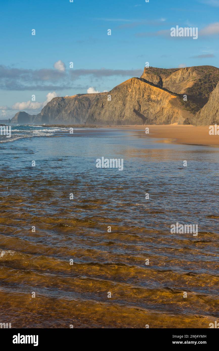 Spiaggia di Cordoama in Algarve Portogallo, con spiaggia sabbiosa, scogliere spettacolari e onde sull'Oceano Atlantico Foto Stock