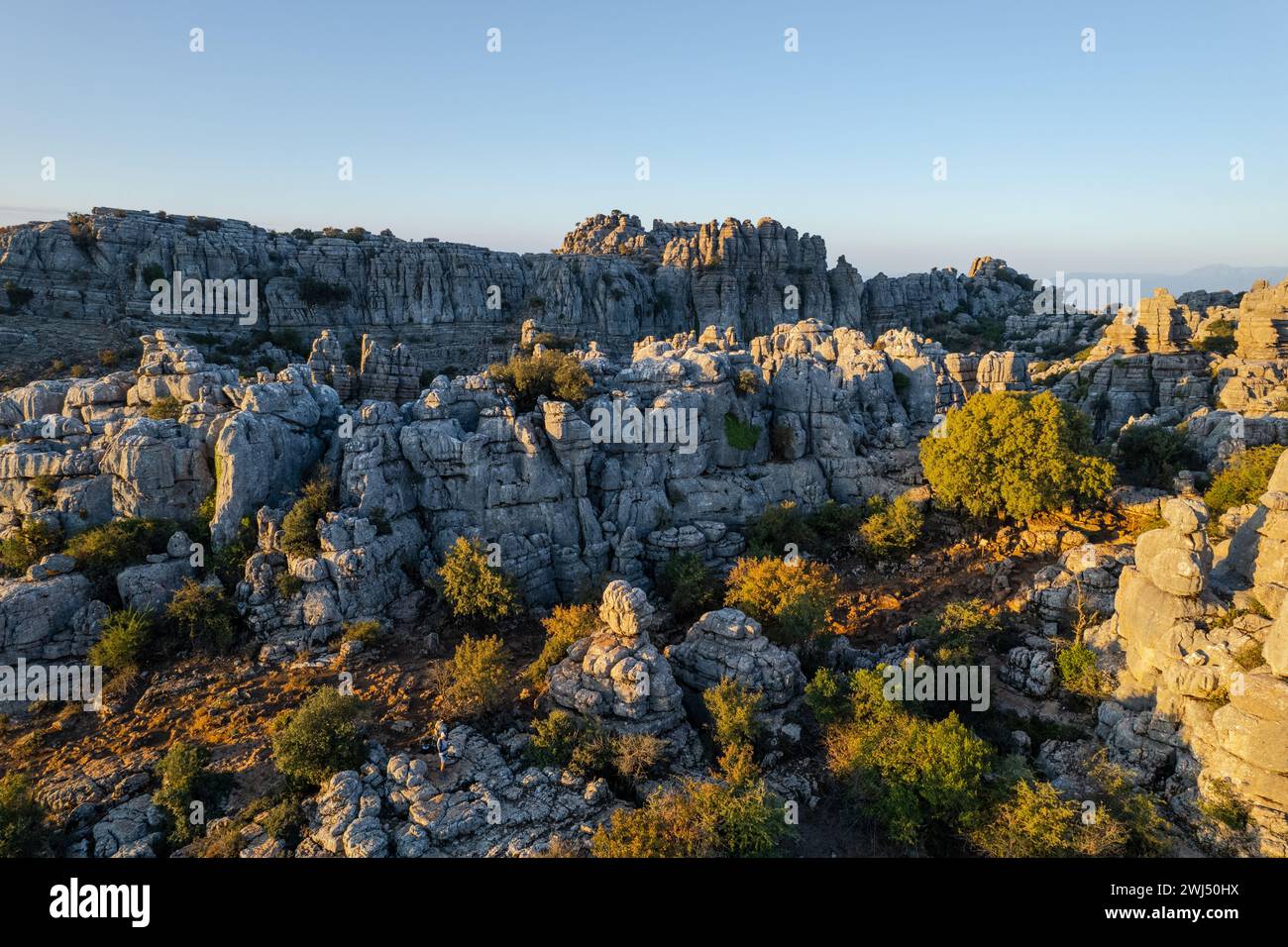 Formazione rocciosa e paesaggio irreale di Torcal de Antequera a Malaga, Andalusia, Spagna. Vista aerea droni Foto Stock