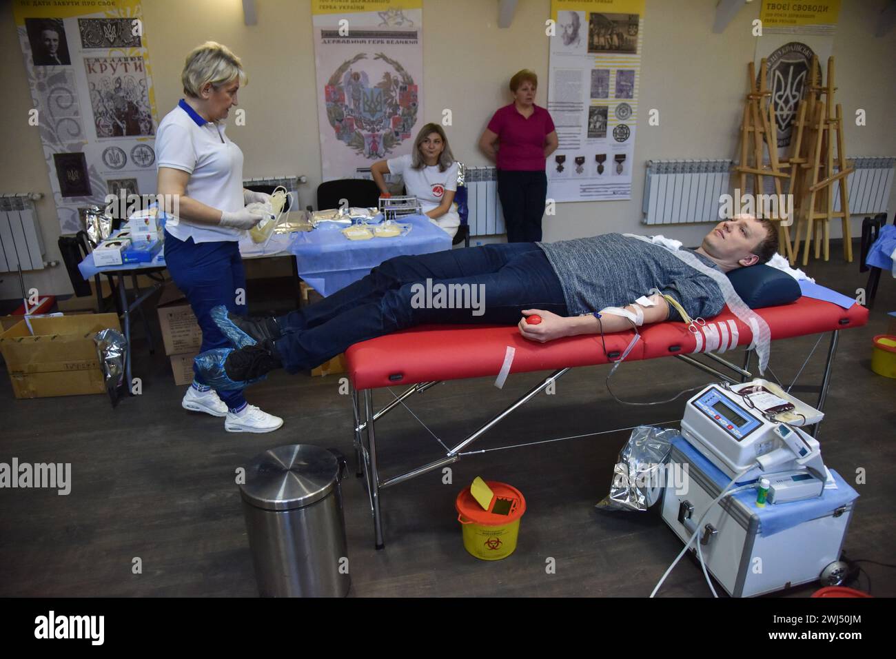 Leopoli, Ucraina. 22 dicembre 2023. Un uomo dona sangue per l'esercito ucraino alla Casa del soldato di Leopoli. A causa della guerra russo-Ucraina, i centri del sangue hanno costantemente bisogno di sangue da vari gruppi per l'esercito ucraino, che sta difendendo l'Ucraina dall'invasione russa. Oltre al prelievo regolare del sangue, i centri organizzano anche punti di raccolta del sangue fuori città. In particolare, un evento del genere si è tenuto presso la Casa del soldato di Leopoli, dove i civili potevano donare sangue per l'esercito ucraino. Credito: SOPA Images Limited/Alamy Live News Foto Stock