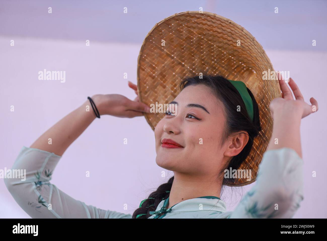 Fiera del capodanno cinese a Kathmandu Un artista cinese sta posando per una foto in occasione del capodanno cinese, a Kathmandu con una fiera culturale a Tundikhel lunedì 12 2024. Kathmandu Bagmati Nepal Copyright: XSubashxShresthax Foto Stock