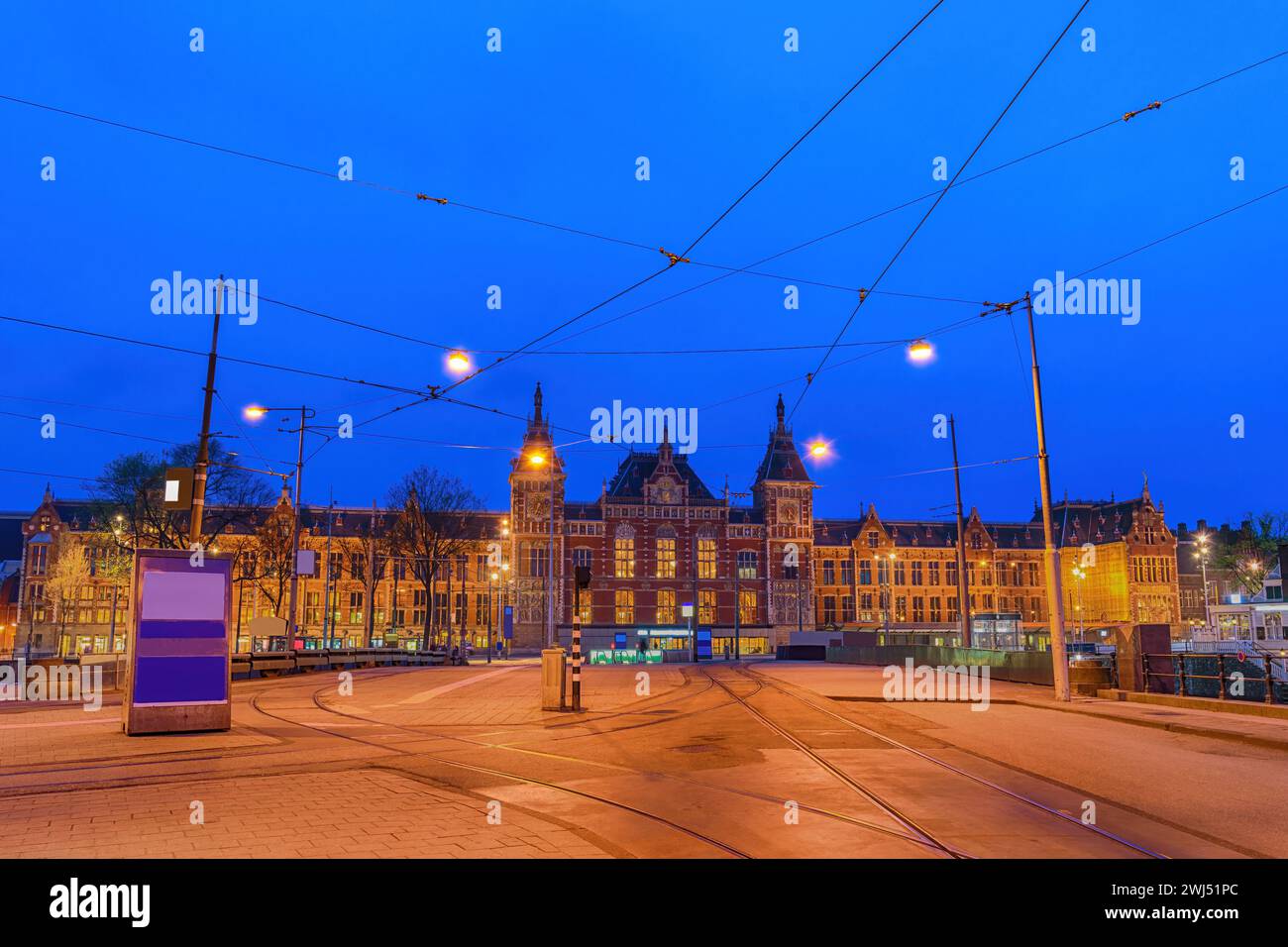 Amsterdam Olanda, skyline notturno della città alla stazione centrale di Amsterdam Foto Stock