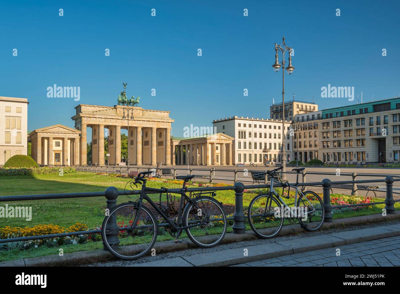 Berlino Germania, skyline della città presso la Porta di Brandeburgo (Brandenburger Tor) Foto Stock