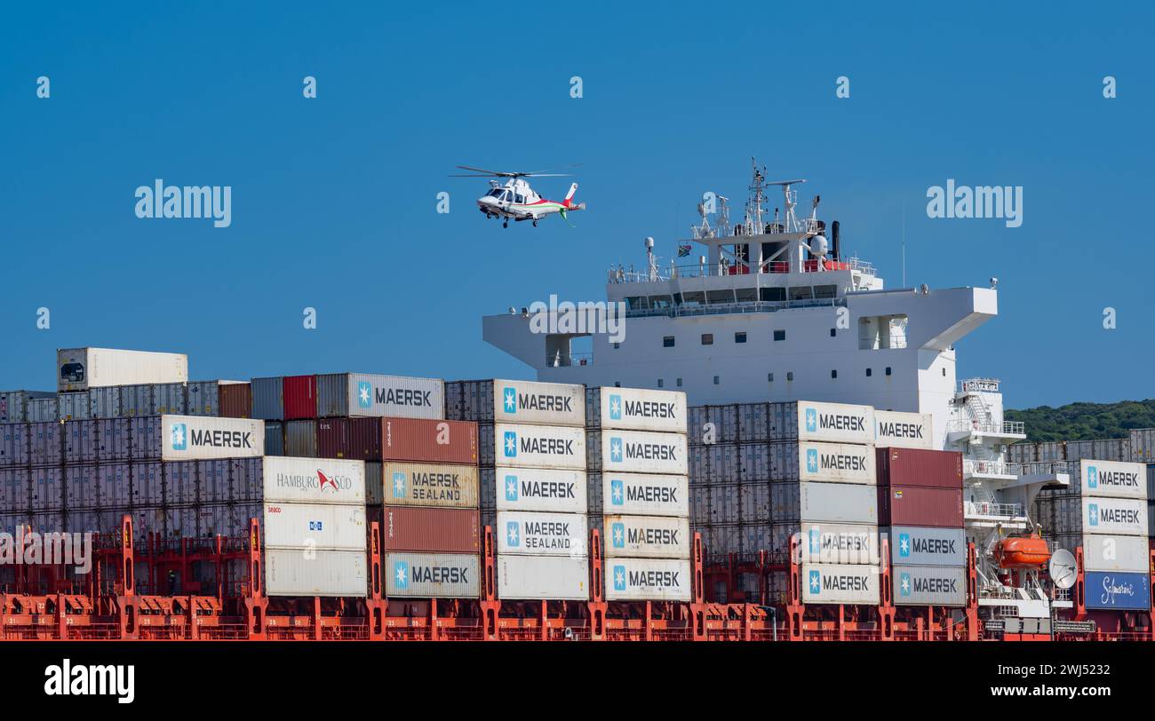 Nave container della compagnia di navigazione Hamburg SÃ¼d Santa Rita con container alla partenza Foto Stock