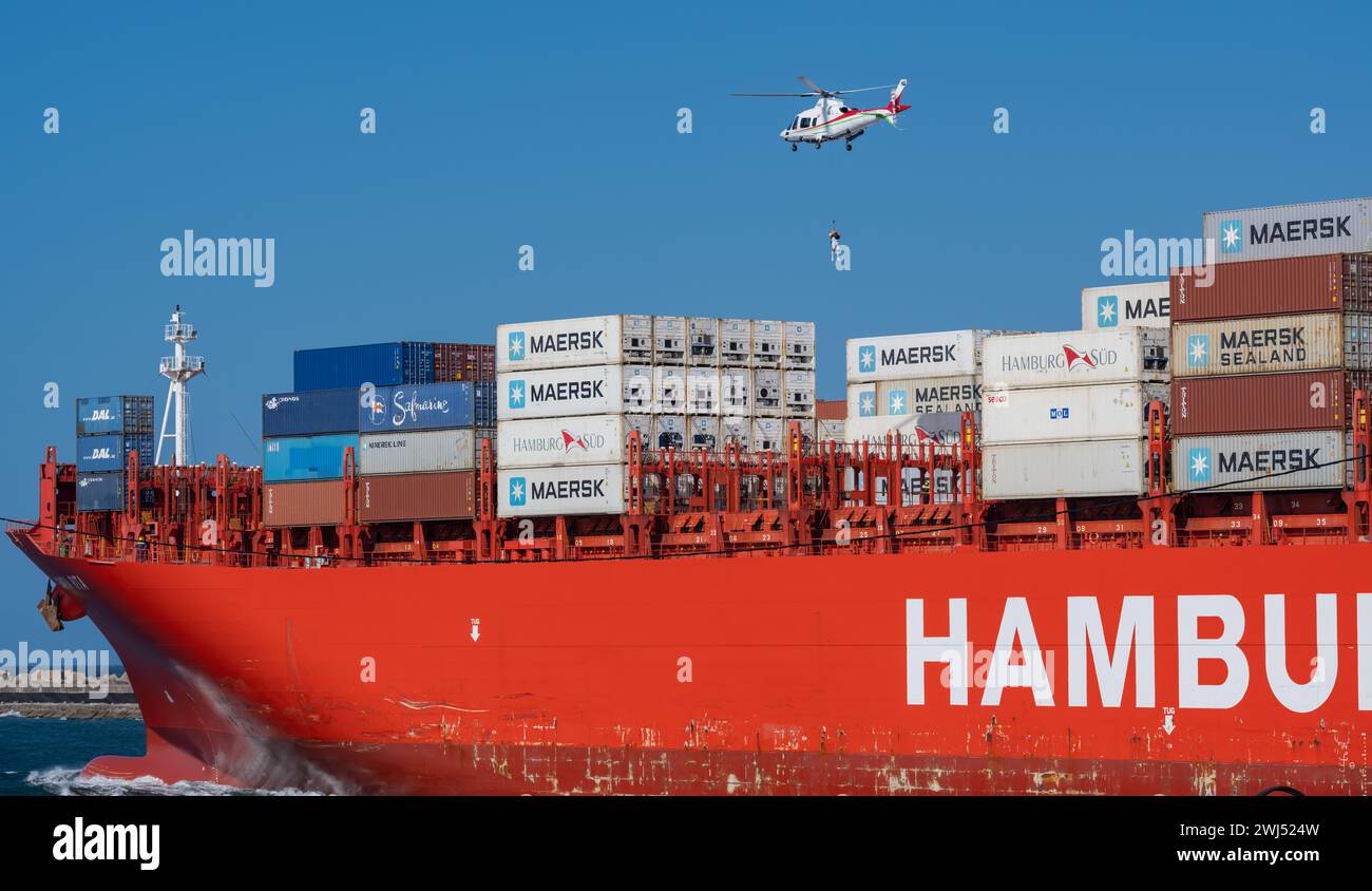 Nave container della compagnia di navigazione Hamburg SÃ¼d Santa Rita con container ed elicottero verso il basso Foto Stock