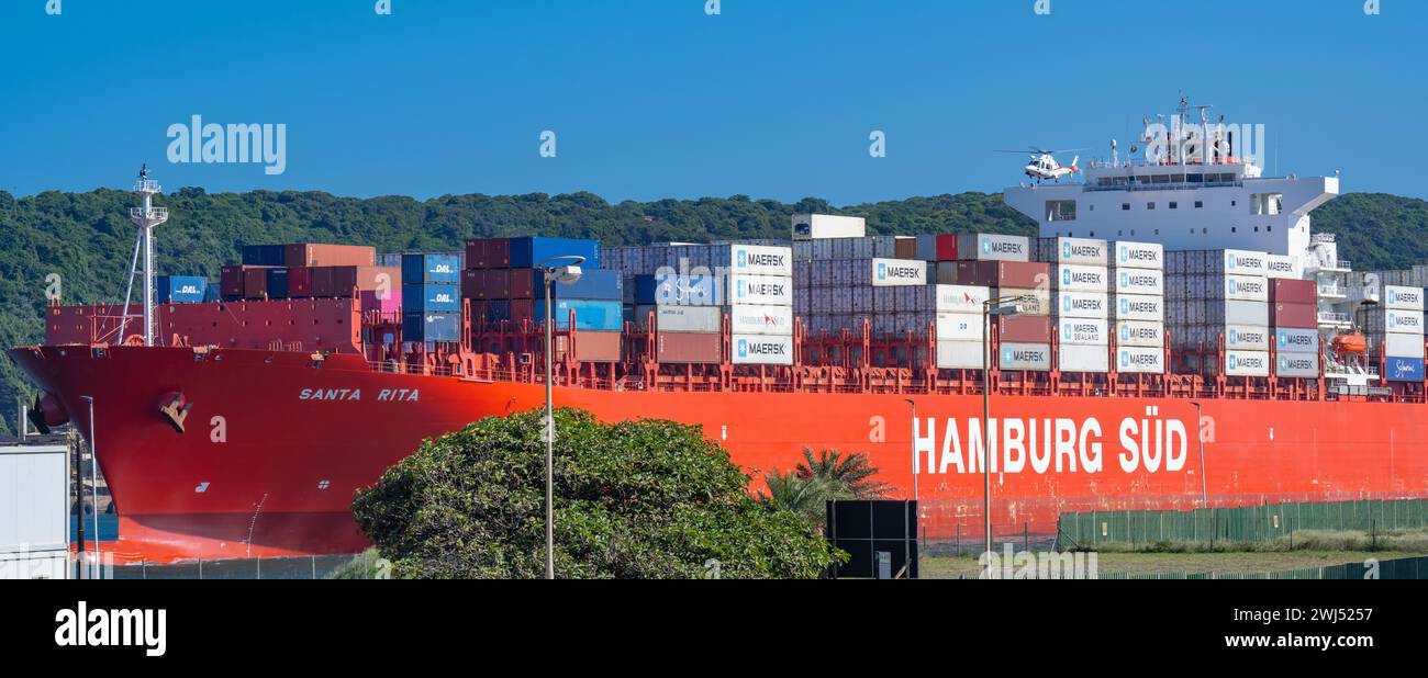 Nave container della compagnia di navigazione Hamburg SÃ¼d Santa Rita con container alla partenza Foto Stock