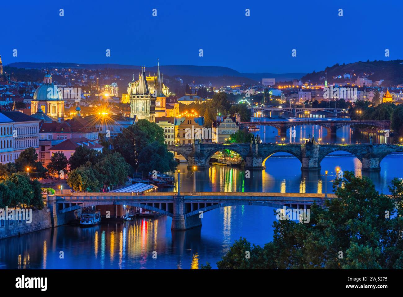 Praga Repubblica Ceca, vista ad alto angolo dello skyline della città notturna al Ponte Carlo e fiume Moldava, Czechia Foto Stock