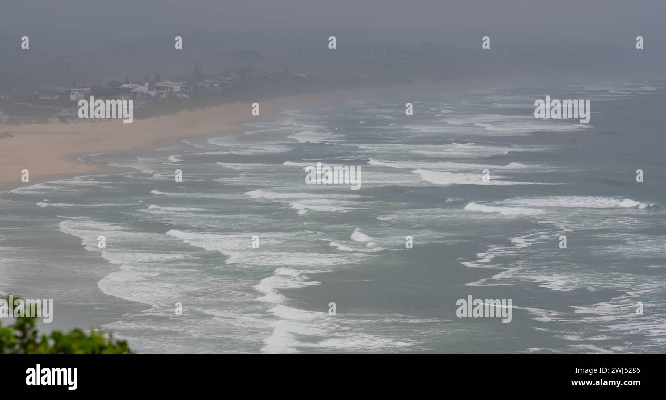 Natura selvaggia sulla Garden Route con una spiaggia sabbiosa in Sud Africa Foto Stock