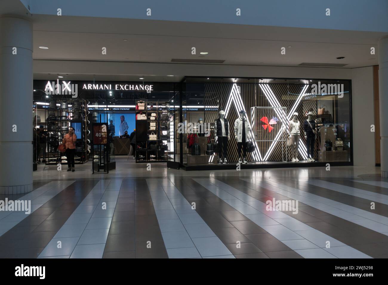 Burnaby, British Columbia, Canada - 12 febbraio 2024: Il moderno negozio di vetro di una boutique Armani Exchange al Metropolis presso il centro commerciale Metrotown durante il giorno. Foto Stock