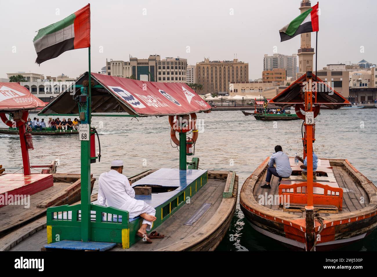 Dubai, Emirati Arabi Uniti - 13 marzo 2023: Navi ormeggiate presso la stazione di trasporto marittimo Deira Old Souk Foto Stock